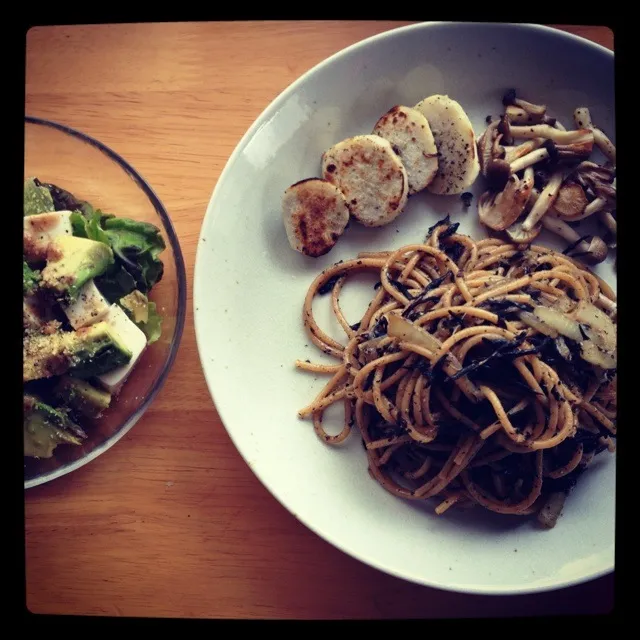 ある日のお昼ごはん。(アボカドと豆腐のサラダ(手作りゴマドレッシング)、里芋としめじのソテー、ひじきと黒ゴマのペペロンチーノ(全粒粉スパゲッティ)|c_seiさん