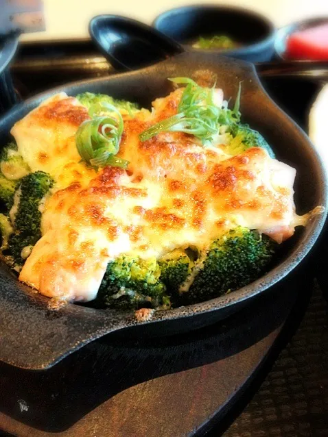 Baked brocolli with salmon and cheese|Cantshootさん