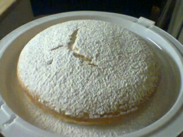 Lemon ricotta cake dusted with powered sugar|Anthony Andersonさん