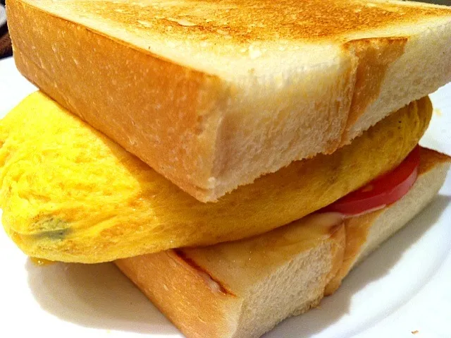 Snapdishの料理写真:HARBS Omlet Sandwich|leeさん