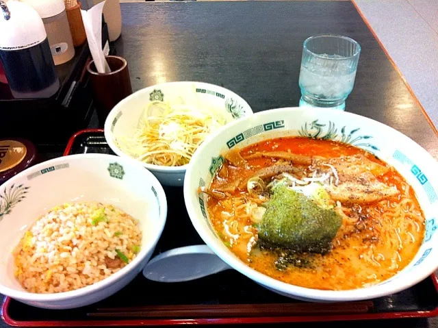 ピリ辛とんこつねぎラーメン 半チャーハン付き|横山 弘さん