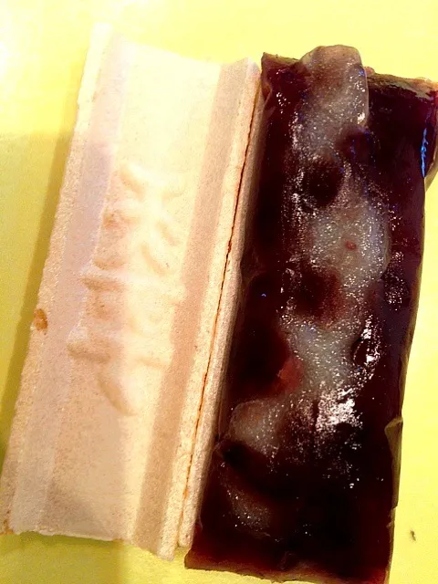 Snapdishの料理写真:azuki bean jam filling sandwiched between two thin crisp wafers 🍵たねや最中 中身|🌈Ami🍻さん