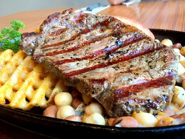 Sizzling ribeye steak|Nicholas Tayさん