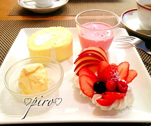 🏡おうちカフェ 🍓スィーツ盛り合わせ😉  🏡 Cafe at home. Assorted Sweets 🍓 😉|ピロさん