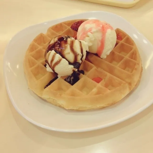 A&W ICE-CREAM WAFFLE😋|EARNS❁さん