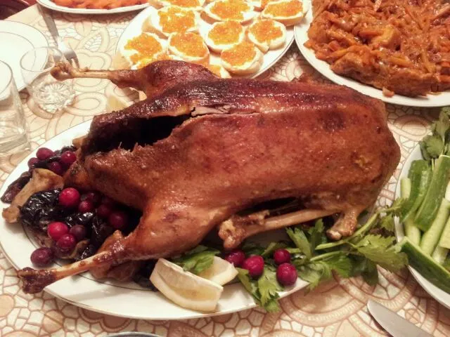 goose with a dried plums, fresh cranberries|sergeyさん