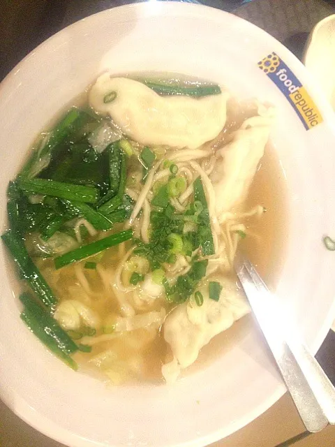 Dumplings with noodles and sprinkled by leeks on it|elvina chandraさん