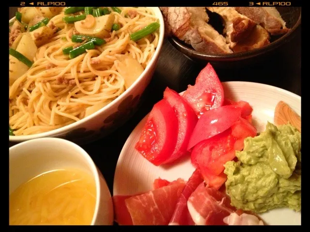 今日も再び パスタ。インゲンとじゃがいもか入った和風味。サフランオニオンスープに柚子モーレ、生ハム、トマトを添えて。|松浦有里さん