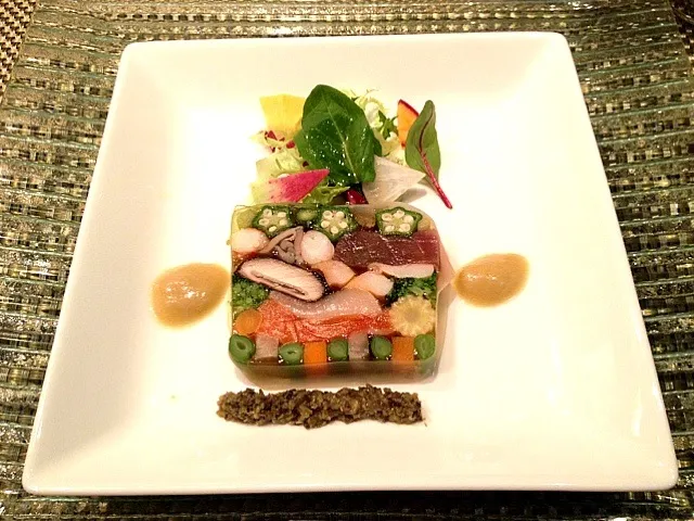 魚介と野菜のコンソメゼリー寄せタップナードソース|ryokokumaさん