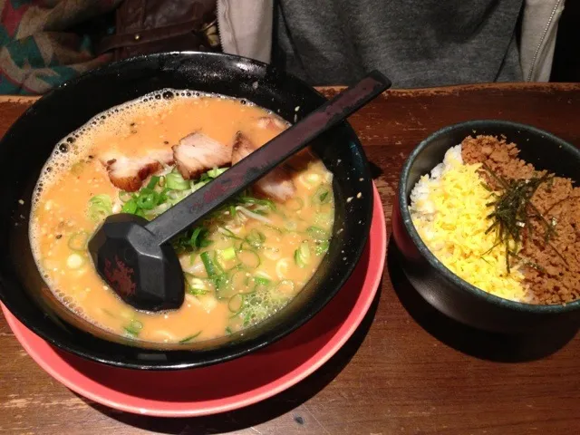 赤味噌ラーメン➕鶏そぼろ丼|ひーくんさん