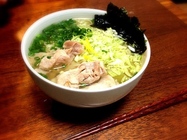 鶏ガラベースのスープから作った塩ラーメン。正月は出汁ばっかりとってるなぁ|tesasakiさん