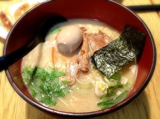 赤坂ラーメン 味玉のせ|しろくまさん