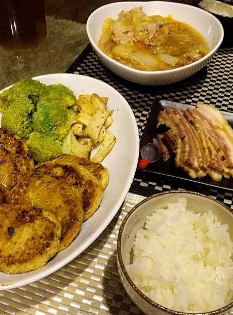 Snapdishの料理写真:今日の夕食。姫路の激ウマ焼豚(お土産）＆ 豆腐ハンバーグと付け合わせ ＆ 白菜と人参と豚肉煮物|DeLiLah TOMO -dyson-さん