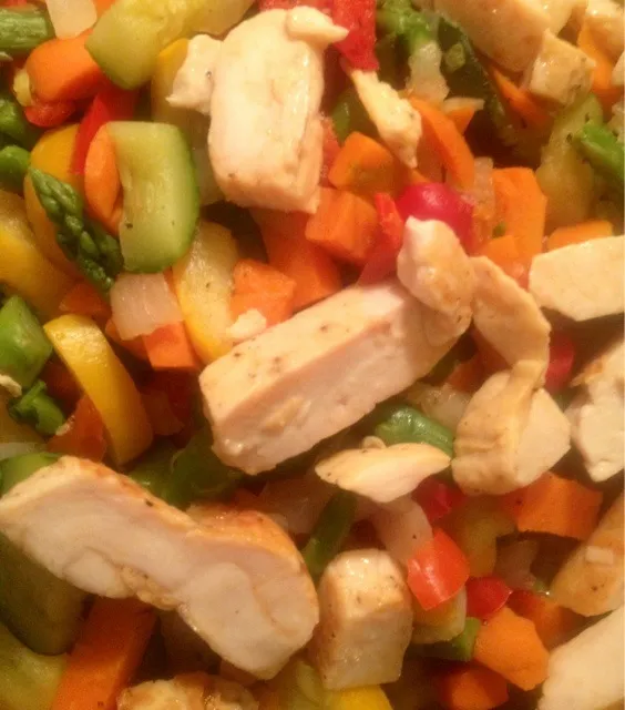 My delicious dinner tonight consisted of Pictsweet Seasoned Spring Vegetables and grilled chicken breast strips. I am stuffed!|Alena Eydlishさん