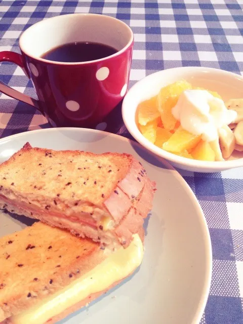 Ham n cheese sandwich & fruit yogurt.. My lazy breakfast :D|Prae~*さん