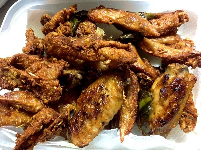 🐓🐓ปีกไก่ทอดใบมะกรูดกรอบ 🐓🐓 Chicken wings fried with  crispy kaffir lime leaves.|krittさん