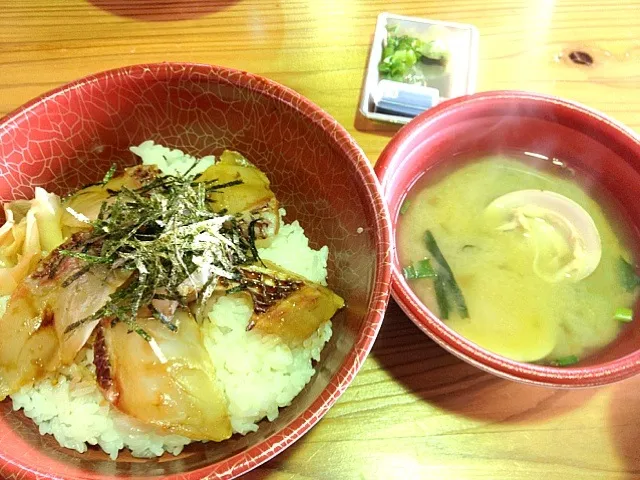 Snapdishの料理写真:鯛丼と蛤の味噌汁|あぼちさん