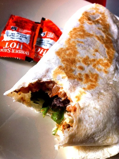 Beef supreme burrito, with Taco Bell hot sauce!|Melohnie Ballewさん