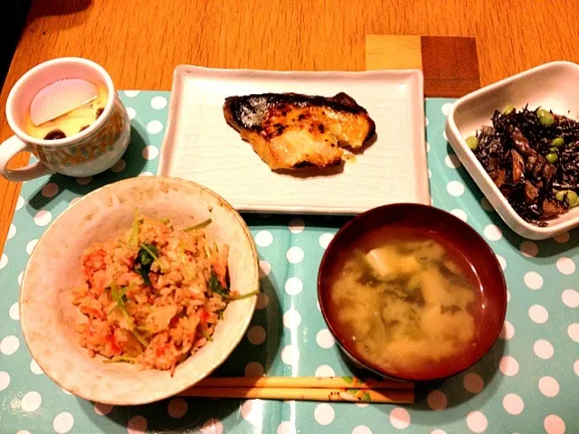 Snapdishの料理写真:桜海老と三つ葉の混ぜ御飯、味噌汁、ブリの西京焼き、茶碗蒸し、ひじきサラダ|なおさん