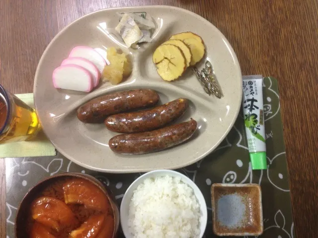 Snapdishの料理写真:ハラペーニョソーセージと御節の残り、トマトの赤だし|yuyangさん