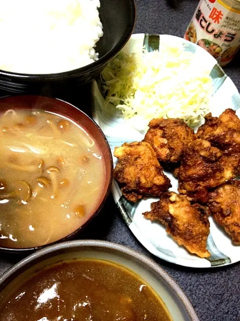 Snapdishの料理写真:#夕飯 大根なめこ味噌汁、白米、カレー、カリッカリな唐揚げ。カリッカリのやつが好きなんだ。で、ちょこっと塩コショウを付けて食べるのだ。|ms903さん