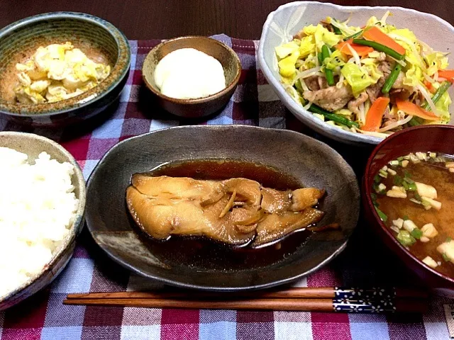 Snapdishの料理写真:カレイの煮付け、野菜炒め、白菜の和風サラダ、大根の酢漬け、ごはん、味噌汁|XLH883さん