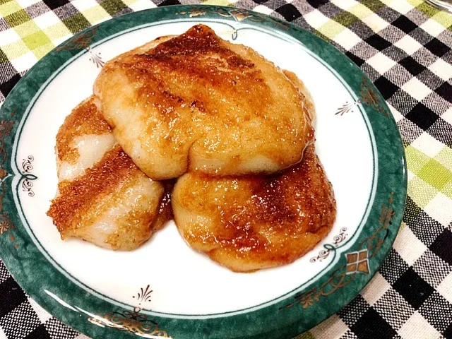 Snapdishの料理写真:お餅のにんにくバター醤油焼き|小嶋 女々さん