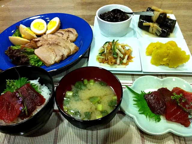 Snapdishの料理写真:まぐろ漬け丼・煮豚と煮卵・おせち・クラゲ蒲鉾キュウリ中華和え・ナルトうま煮リメイク味噌汁|まーままさん