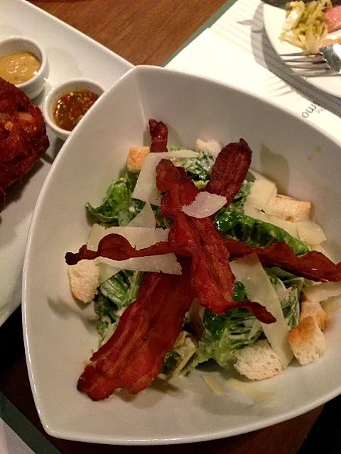 Snapdishの料理写真:ซีซาร์สลัด@smoked house เขาใหญ่|podjamannさん