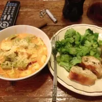 tortellini tomato soup with steamed broccoli and garlic bread|alexandraさん