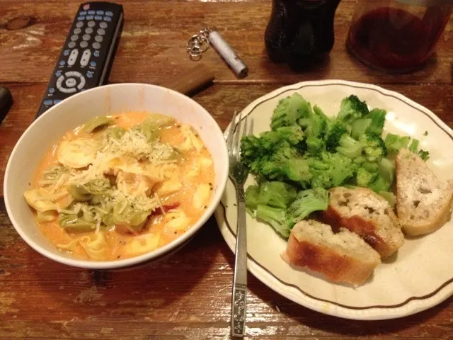 tortellini tomato soup with steamed broccoli and garlic bread|alexandraさん