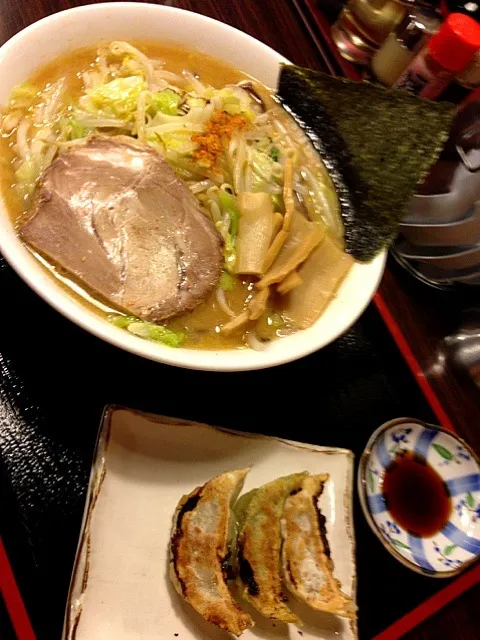 むつみ屋  味噌野菜ラーメン＆半餃子|小林美緒さん