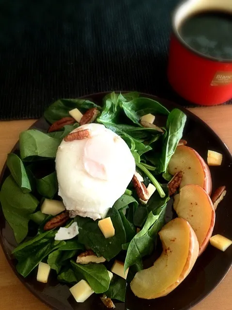 Poached Egg on Spinach Bed with Pecans, Smoked Cheese, Apples, Grapeseed Oil and a Hint of Vinegar|6畳フィットネスさん