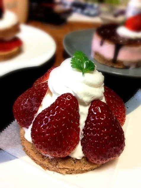 いちごショート三種🍓其の参|にょんにいさん