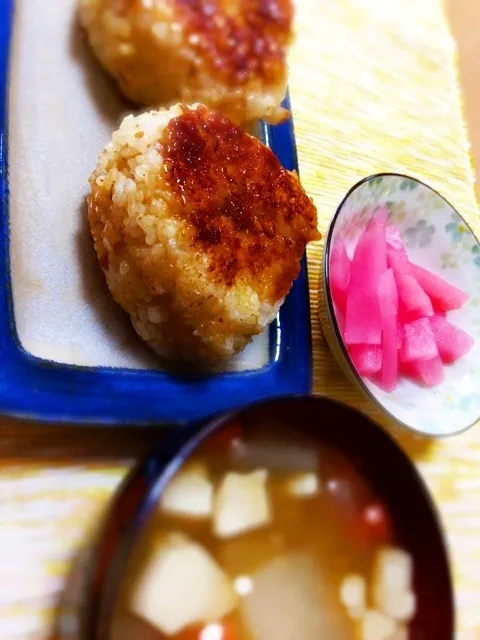 鹿児島土産の黒豚ミソで焼きおにぎり。桜島大根も。|なかのさん