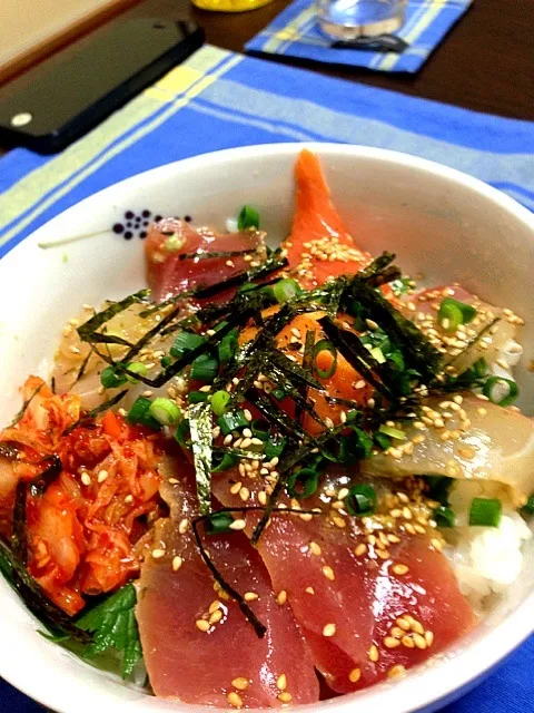 マグロ鮭鯛⭐海鮮丼☆*:.｡. o(≧▽≦)o .｡.:*☆|さおりさん