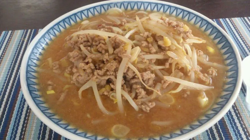 スーパーの有名店シリーズは西山の味噌ラーメン。ショウガとニンニクでひき肉炒めたらまいうー|SATOSHI OOCHIさん