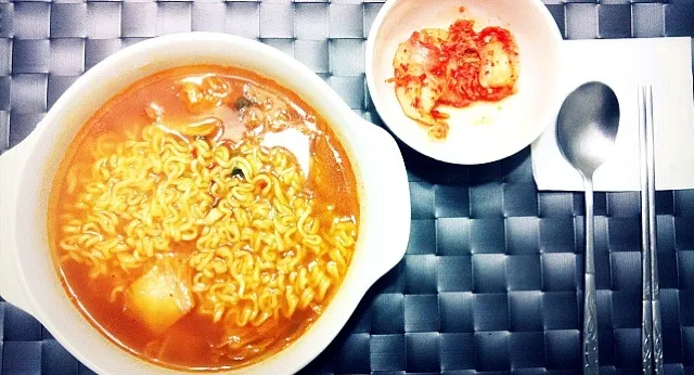 Snapdishの料理写真:Shin Ramyun and Kimchi 🍲🔥😂|Jessica Hsuさん