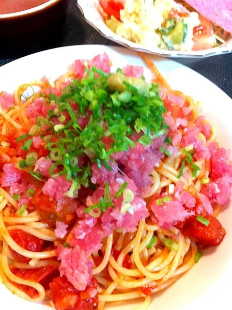 Snapdishの料理写真:マグロのトマトソースパスタ|sayaka morimotoさん