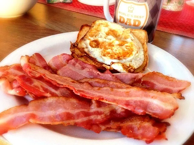 A late breakfast for my son, Toast in frying Pan, Egg and Bacon in oven|Patrikさん