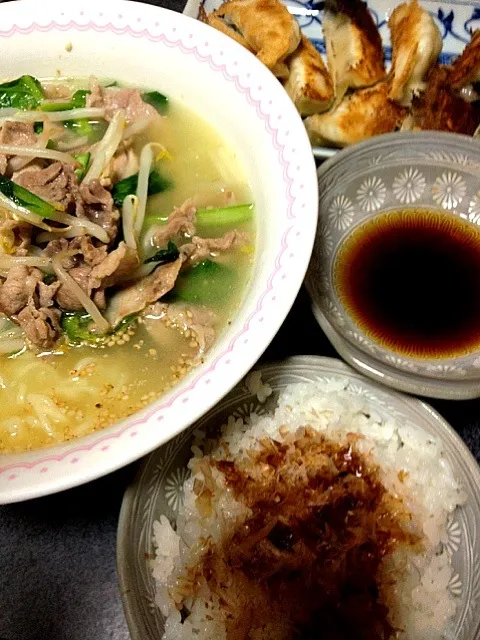 #夕飯  おかかミニご飯、カリッカリ餃子、肉野菜炒めのせ塩ラーメン。おかかミニご飯をおかわりしたので普通に1杯分食べたのと同じだね。|ms903さん