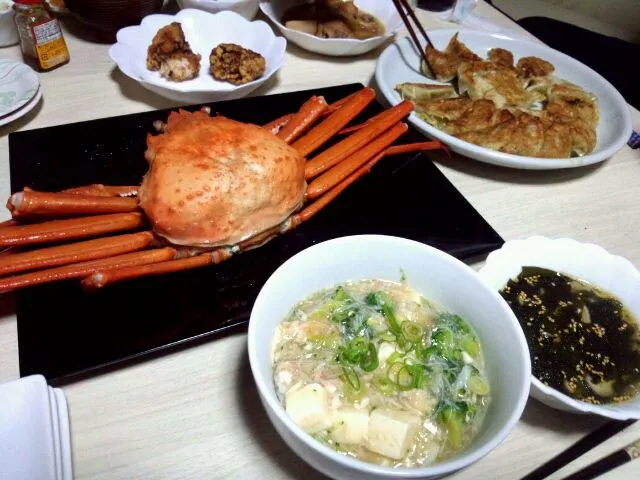 松葉蟹丸々一匹入ったカニ豆腐あんかけ丼＆松葉蟹＆ワカメスープ＆餃子＆唐揚げ|ひぃくるママさん