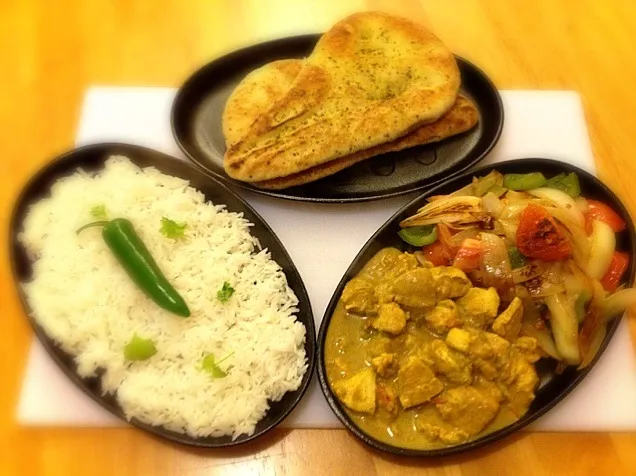 Chicken Jalfrezi, basmati rice and garlic and coriander naan breads|Steve Pountneyさん