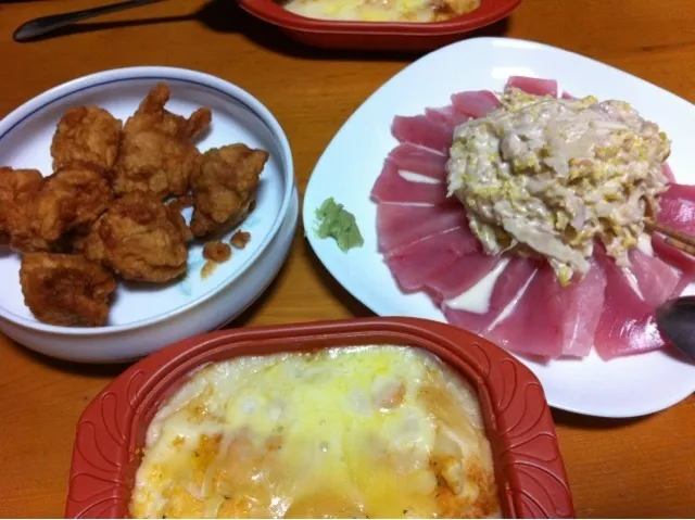 Snapdishの料理写真:本日のおつまみおかず♪冷凍唐揚げと冷凍グラタン、見切りのびん長まぐろに白菜とツナのなめ茸マヨネーズ和えをのせて|あられさん