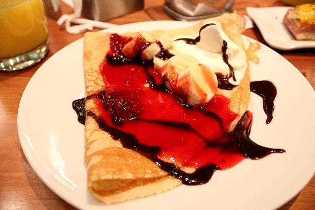 Snapdishの料理写真:Ice cream Crepe by me at bacchanal buffet|Owfu B.さん