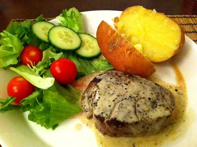 Snapdishの料理写真:相方作 : filet steak with pepper sauce, oven baked potato and green salad|keiko mashimaさん