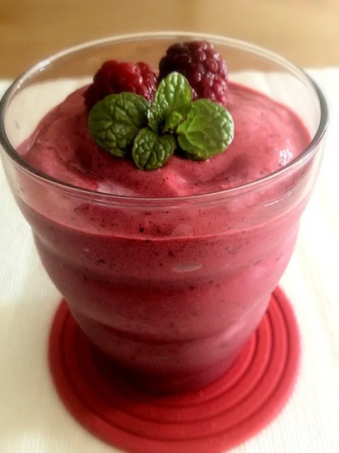 Healthy Berry and Banana Smoothie with Mint|6畳フィットネスさん