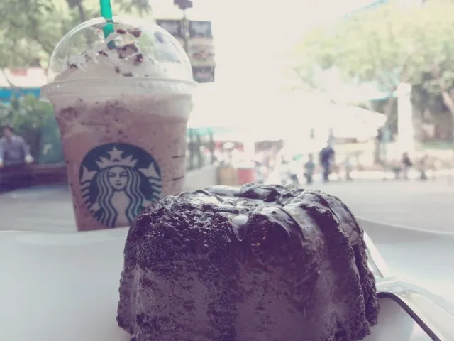 Snapdishの料理写真:Choc molten lava cake & Java Chip coffee|Evangelyn.さん