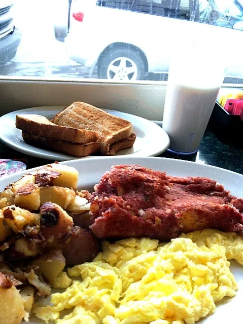 Beef hash, country potatoes, scrambled eggs and toast|Juliee ~ ジュリーさん