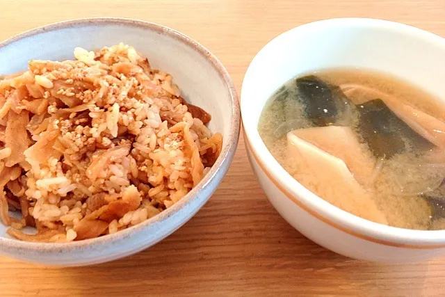 東京に戻って来たけど、地元飯が恋しくなり作った。野の花むし大根の炊き込みご飯と焼き麩の味噌汁。|Masahiko Narazakiさん